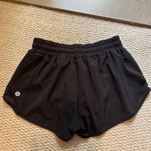 Lululemon hotty hot shorts low rise 2.5” in black